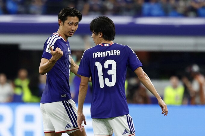 Hậu vệ Nhật Bản Hiroki Ito (trái) trao đổi với Keito Nakamura trong trận hòa Hà Lan 2-2 ở lượt ra quân bảng F World Cup 2026 trên sân Dallas ở Mỹ, ngày 14/6/2026. Ảnh: AFP