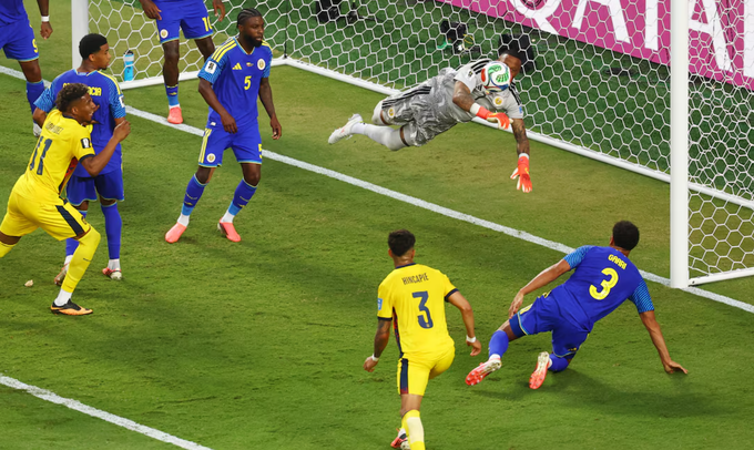Eloy Room bay người cản phá trong trận Curacao hòa Ecuador 0-0 ở lượt trận thứ hai bảng E World Cup 2026, trên sân Arrowhead, Kansas City, bang Missouri, Mỹ hôm 21/6. Ảnh: Reuters