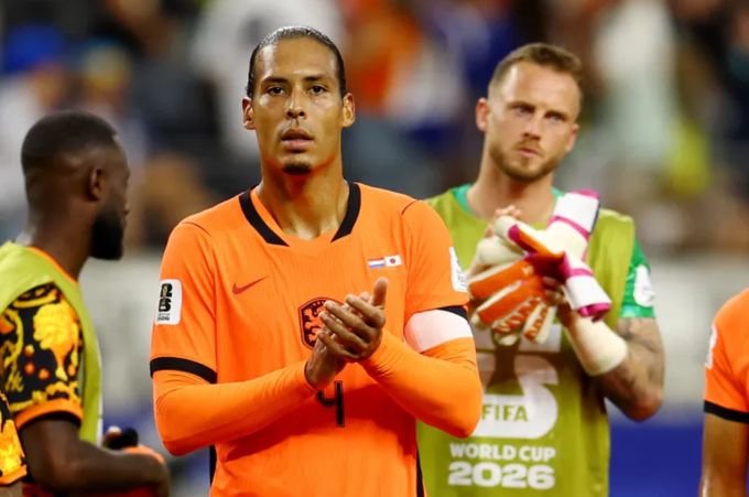 Virgil van Dijk vỗ tay tri ân người hâm mộ sau trận Hà Lan hòa Nhật Bản 2-2 ở lượt ra quân bảng F World Cup 2026, trên sân Dallas, Texas, Mỹ ngày 14/6/2026. Ảnh: Reuters