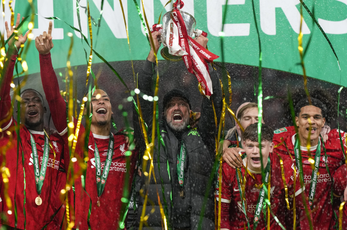 Jurgen Klopp và Virgil van Dijk cùng Liverpool mừng chức vô địch Cup Liên đoàn trên sân Wembley, London, Anh ngày 25/2/2024. Ảnh: AP