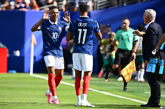 Kylian Mbappe đập tay Michael Olise trong trận Pháp – Senegal trên sân MetLife, New Jersey, Mỹ ngày 16/6/2026. Ảnh: L’Équipe