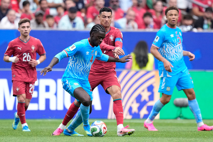 Conceicao (trái) quan sát trong khi Ronaldo (số 7) tranh bóng với Tuanzebe, trong trận đấu bảng K World Cup 2026 giữa Bồ Đào Nha và CHDC Congo tại Houston, Mỹ ngày 17/6/2026. Ảnh: AP
