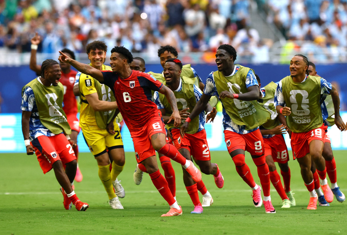 Kevin Pina ăn (giữa, đứng đầu) ăn mừng cùng các đồng đội sau bàn thắng trong trận Uruguay – Cape Verde tại sân Hard Rock, Miami, Mỹ ngày 22/6/2026. Ảnh: Reuters