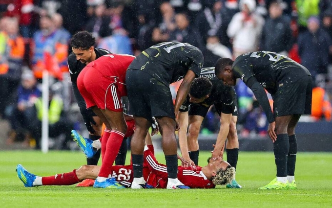 Ekitike nằm sân sau chấn thương trong trận Liverpool - PSG ở lượt về tứ kết Champions League tối 14/4. Ảnh: DeFodi