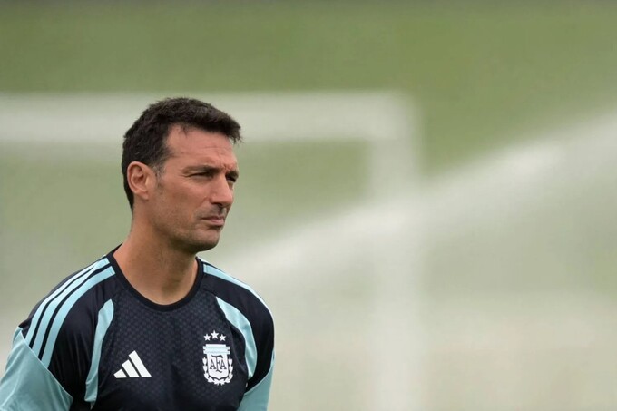 HLV Lionel Scaloni trong buổi tập của Argentina tại Trung tâm tập luyện Sporting KC ở Kansas City, Mỹ ngày 21/6/2026. Ảnh: AFP