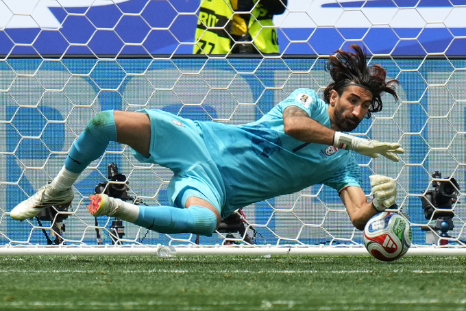 Thủ môn Alireza Beiranvand của Iran cứu thua trong trận hòa Bỉ 0-0 ở bảng G World Cup 2026 trên sân Inglewood, gần Los Angeles, bang California, Mỹ ngày 21/6. Ảnh: AP
