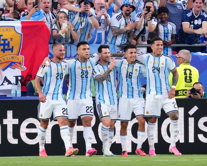 Mac Allister (trái) cùng ồng đội chia vui với Messi (giữa), trên sân Arrowhead, Kansas City, bang Missouri, Mỹ hôm 17/6. Ảnh: Reuters