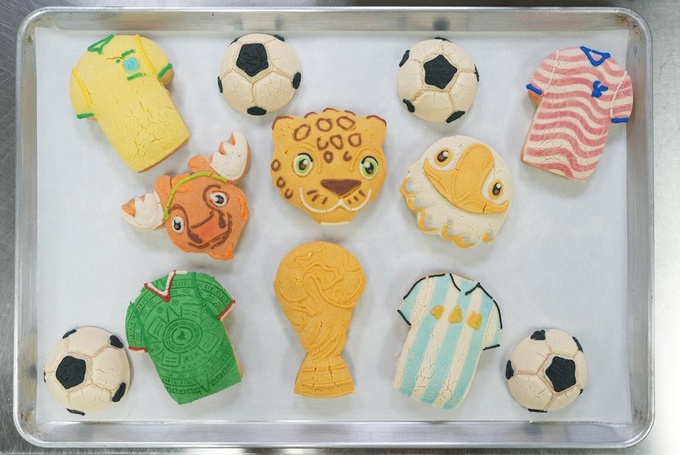 Bánh mì ngọt truyền thống kiểu Mexico tạo hình theo chủ đề World Cup trong tiệm bánh Cookieteria by Lovely ngày 20/6. Ảnh: Reuters