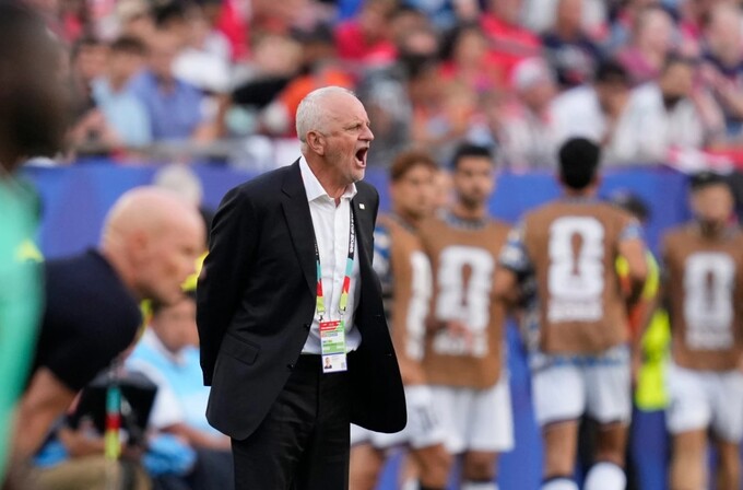 HLV Graham Arnold (áo vest đen) chỉ đạo trong trận Iraq thua Na Uy 1-4 ở lượt đầu bảng I World Cup 2026 trên sân Gillette, Foxborough, Massachusetts, Mỹ ngày 16/6/2026. Ảnh: AP