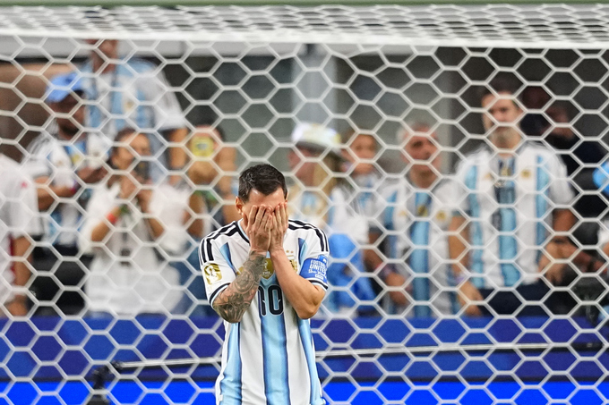 Messi phản ứng sau khi đá hỏng phạt đền trong trận Argentina hòa Áo 0-0 ở lượt hai bảng J World Cup 2026 tại Arlington, Texas ngày 22/6. Ảnh: AP