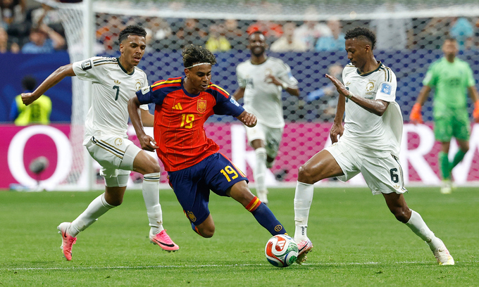 Lamine Yamal (giữa) tranh chấp bóng với Musab Al Juwayr (trái) và Nasser Al Dawsari trong trận đấu bảng H World Cup 2026 giữa Tây Ban Nha và Arab Saudi tại Atlanta, Chủ nhật ngày 21/6/2026. Ảnh: AP