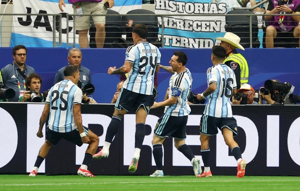 Messi (thứ hai từ phải sang) mừng bàn thắng mở tỷ số cùng đồng đội, trên sân AT&T, Arlington, Texas, Mỹ hôm 22/6. Ảnh: Reuters
