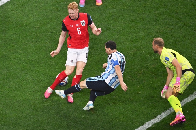Messi dứt điểm chân trái ghi bàn ấn định chiến thắng 2-0 cho Argentina trước Áo. Ảnh: AP