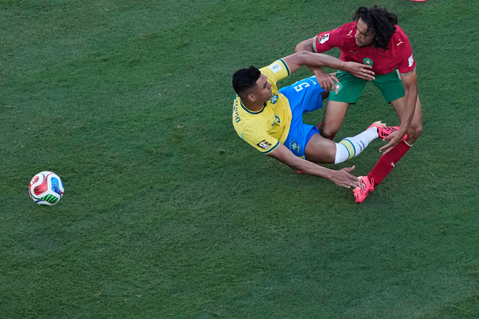 Tiền vệ Brazil Casemiro (trái) tranh chấp với Ayyoub Bouaddi của Morocco trong trận hòa 1-1 ở bảng C World Cup 2026 trên sân MetLife, East Rutherford, bang New Jersey, Mỹ ngày 13/6. Casemiro phải nhận thẻ vàng và bị thay ra sau hiệp một. Ảnh: AP
