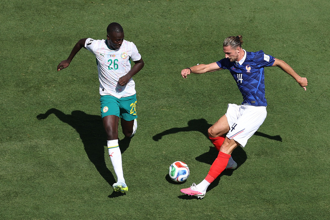 Tiền vệ Pape Gueye (26) tranh chấp với Adrien Rabiot (14) trong trận Pháp gặp Senegal ở bảng I World Cup 2026, trên sân MetLife tại East Rutherford, New Jersey (Mỹ), ngày 16/6. Ảnh: AP