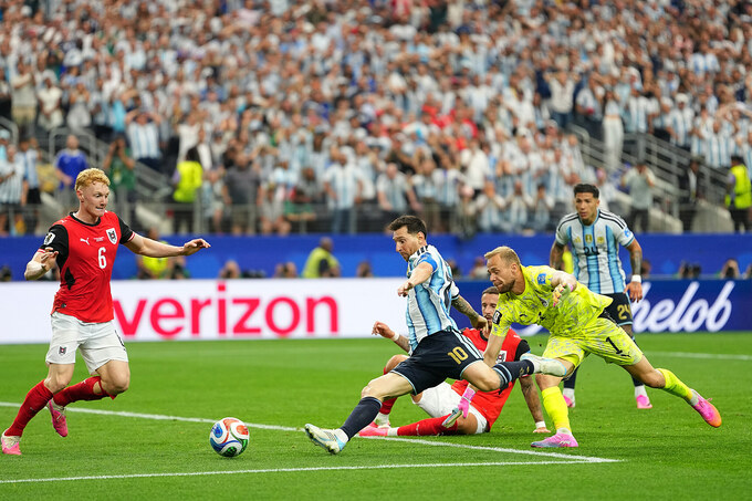 Messi trong pha ghi bàn ấn định thắng lợi 2-0 cho Argentina trong trận gặp Áo ở bảng J World Cup 2026, tại Arlington, Mỹ tối 22/6. Ảnh: AP