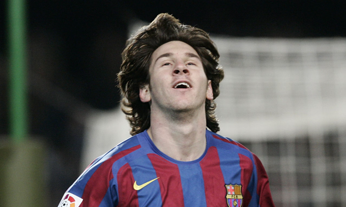 Messi ăn mừng bàn thắng trong trận Barca – Real Betis ở sân Camp Nou, Barcelona, Tây Ban Nha vào tháng 2/2006. Ảnh: AP