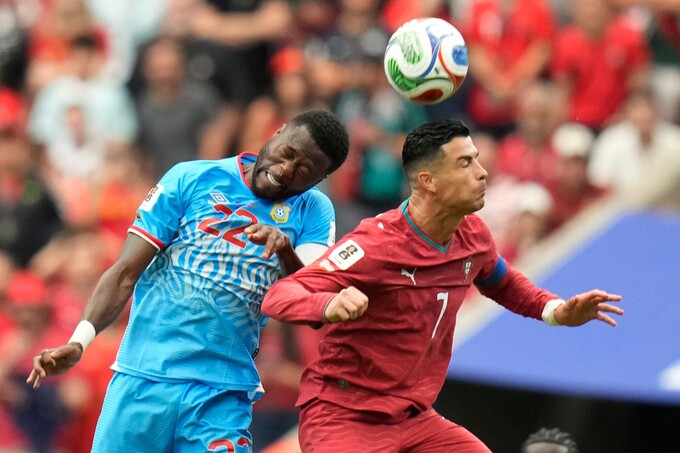 Cristiano Ronaldo (phải) và Chancel Mbemba bật cao tranh chấp bóng trong trận đấu bảng K World Cup 2026 giữa Bồ Đào Nha và CHDC Congo tại Houston, ngày 17/6/2026. Ảnh: AP