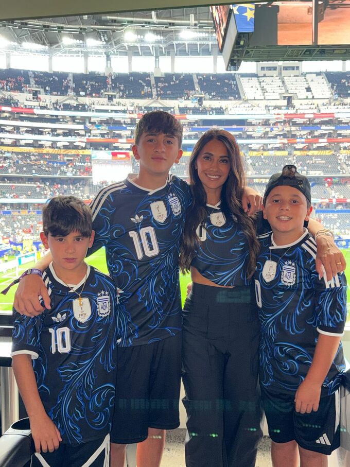 Antonela Roccuzzo cùng các con cổ vũ Messi trên khán đài. Ảnh: Instagram/antonelaroccuzzo