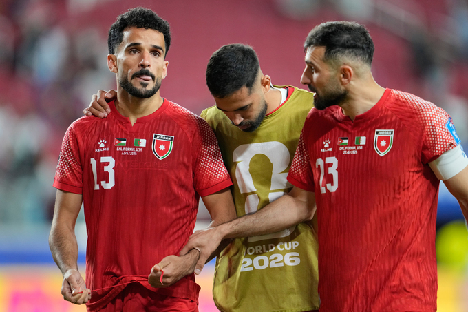 Hậu vệ Ehsan Haddad (phải) cùng các cầu thủ Jordan thất vọng sau trận thua Algeria 1-2 ở bảng J World Cup 2026, diễn ra tại Santa Clara, California (Mỹ) ngày 22/6. Ảnh: AP