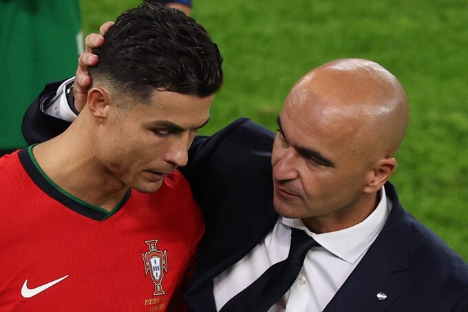 Cristiano Ronaldo (trái) và HLV Roberto Martinez của Bồ Đào Nha phản ứng sau trận tứ kết Euro 2024 giữa Bồ Đào Nha và Pháp trên sân Volksparkstadion, Hamburg, Đức ngày 5/7/2024. Ảnh: AFP