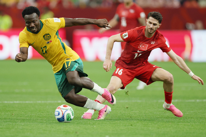 Tiền đạo Nestory Irankunda (17) đi bóng vượt qua Ismail Yuksek (16) trong trận Australia thắng Thổ Nhĩ Kỳ 2-0 ở bảng D World Cup 2026, trên sân BC Place, Vancouver (Canada) ngày 13/6. Ảnh: AP