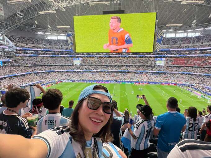 Mỹ Tâm chụp lại hình ảnh cô đi xem World Cup tại sân AT&T ở Dallas (Mỹ). Ảnh: Nhân vật cung cấp