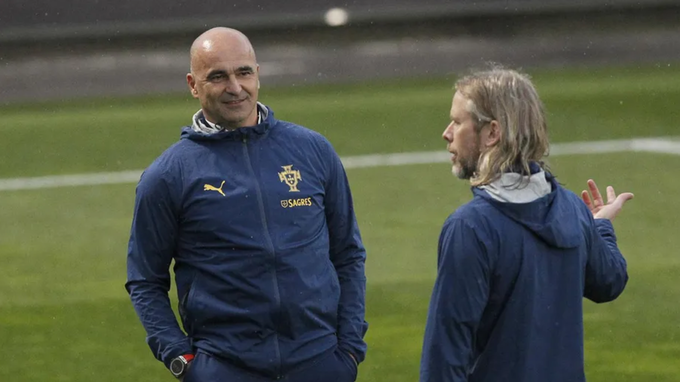 HLV Roberto Martinez (trái) và Austin MacPhee trong một buổi tập của tuyển Bồ Đào Nha. Ảnh: Record