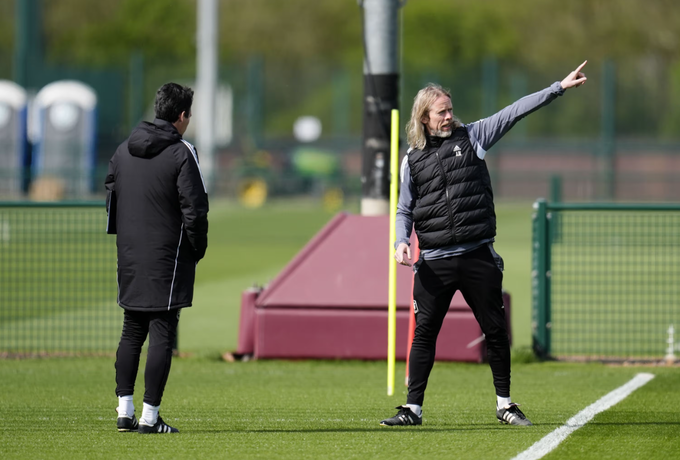 HLV Unai Emery (trái) và Austin MacPhee. Ảnh: Icon Sport