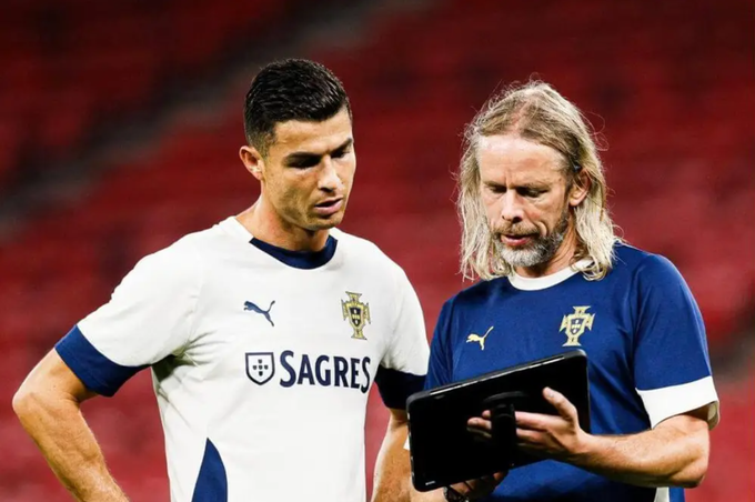 Austin MacPhee trao đổi với Cristiano Ronaldo về một phương án đá phạt trong buổi tập của tuyển Bồ Đào Nha. Ảnh: FPF