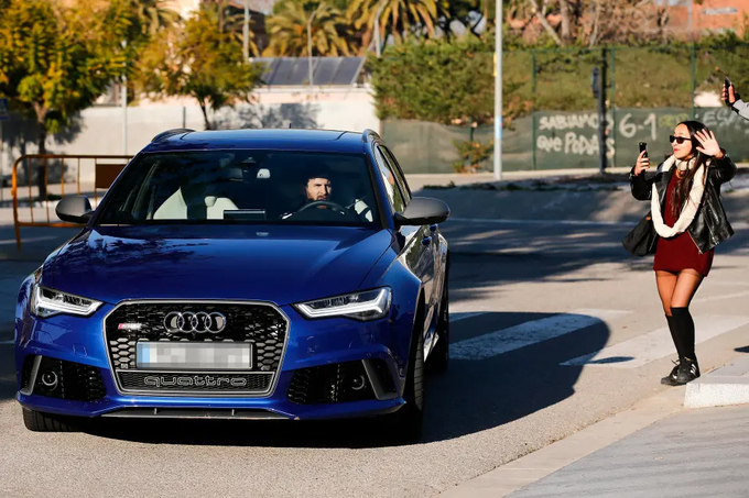 Messi lái mẫu Audi RS6 Quattro. Ảnh: NGN
