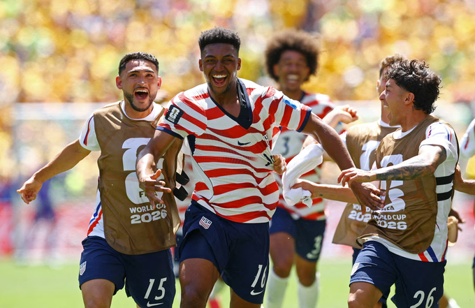Alex Freeman (giữa) và các đồng đội ăn mừng bàn thắng trong trận Mỹ - Australia ở vòng bảng World Cup 2026 trên sân Seattle, Washington, Mỹ ngày 19/6/2026. Ảnh: Reuters