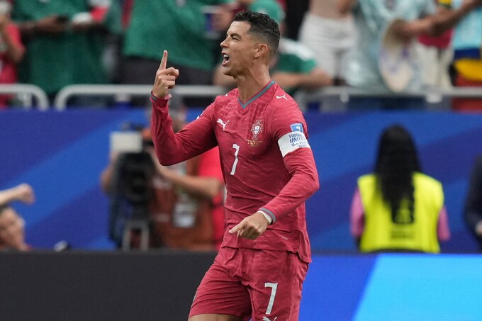Cristiano Ronaldo (số 7) mừng bàn mở tỷ số cho Bồ Đào Nha trong trận gặp Uzbekistan ở bảng K World Cup 2026 trên sân Houston ngày 23/6/2026. Ảnh: AP