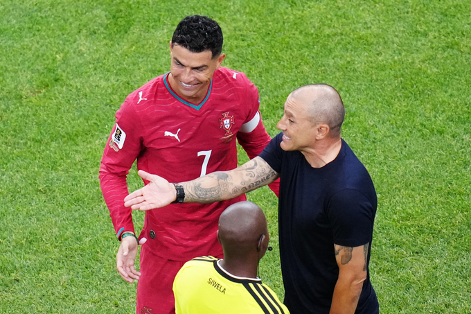 Cristiano Ronaldo (số 7) trao đổi với HLV Fabio Cannavaro của Uzbekistan trong trận đấu bảng K World Cup 2026 trên sân Houston ngày 23/6. Ảnh: AP