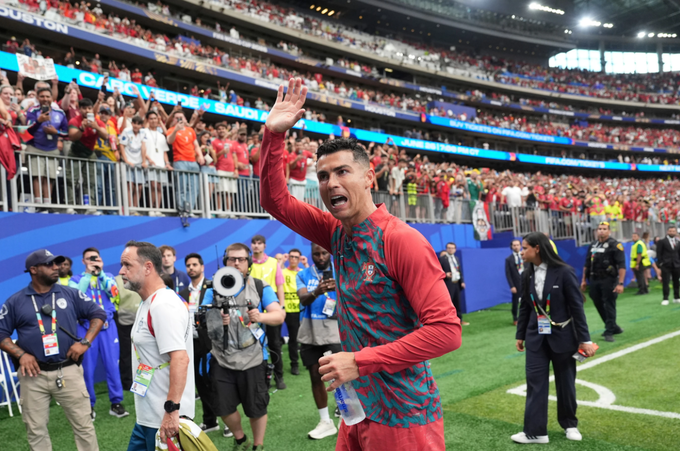 Cristiano Ronaldo vẫy tay chào người hâm mộ sau trận Bồ Đào Nha thắng Uzbekistan 5-0 ở lượt hai bảng K World Cup 2026 trên sân Houston ngày 23/6/2026. Ảnh: AP