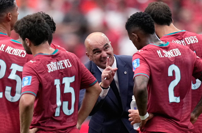 HLV Roberto Martinez (áo đen) chỉ đạo các cầu thủ Bồ Đào Nha trong trận thắng Uzbekistan 5-0 ở lượt hai bảng K World Cup 2026 trên sân Houston ngày 23/6/2026. Ảnh: AP