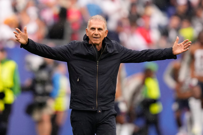 HLV Carlos Queiroz phản ứng trong trận hòa 0-0 giữa Ghana và Anh ở lượt hai bảng L World Cup 2026 trên sân Boston, bang Massachusetts, Mỹ ngày 23/6. Sau trận, ông chỉ trích công tác điều hành và cho rằng VAR đã bỏ qua một quả phạt đền dành cho Ghana. Ảnh: AP
