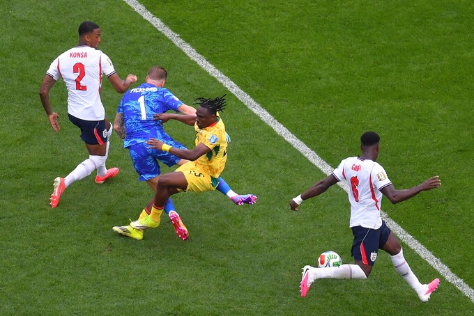Jordan Pickford (trái) va chạm với Prince Adu bên ngoài cấm địa trong hiệp hai trận hòa 0-0 giữa Anh và Ghana ở lượt hai bảng L World Cup 2026 trên sân Boston, bang Massachusetts ngày 23/6. Tình huống này khiến Ghana cho rằng thủ môn Anh đáng bị truất quyền thi đấu. Ảnh: AP