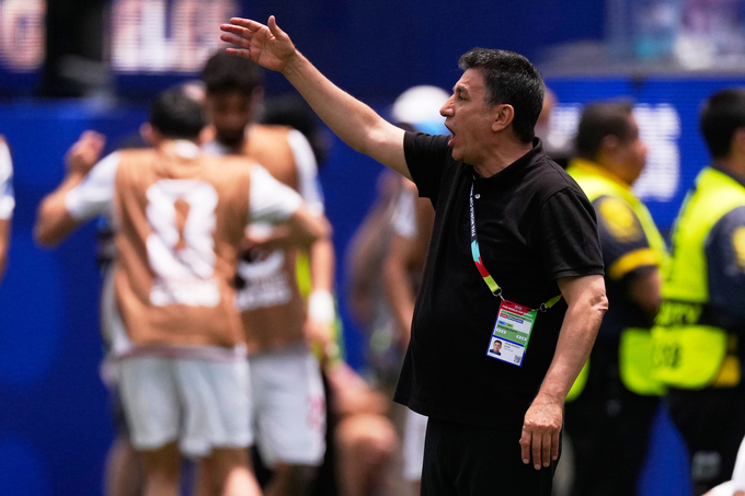 HLV Amir Ghalenoei phản ứng trong trận Iran hòa Bỉ 0-0 ở bảng G World Cup 2026 trên sân Inglewood, gần Los Angeles, bang California, Mỹ ngày 21/6. Ảnh: AP