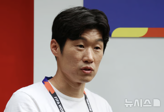 Danh thủ Park Ji-sung có mặt trước buổi tập của đội tuyển Hàn Quốc tại sân Chivas Valle Verde, gần Guadalajara ở Mexico, ngày 10/6/2026. Ảnh: Newsis