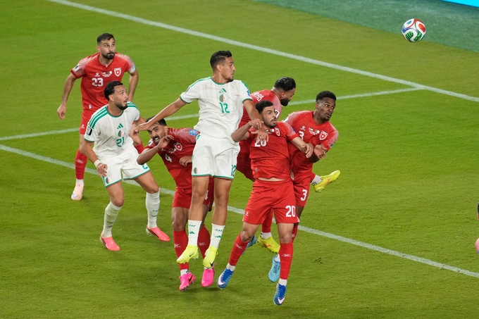Tiền đạo Nadhir Benbouali (12) đánh đầu ghi bàn gỡ hòa cho Algeria từ quả phạt góc trong trận thắng Jordan 2-1 ở bảng J World Cup 2026, diễn ra tại Santa Clara, California (Mỹ) ngày 22/6. Ảnh: AP