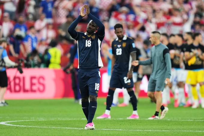 Tiền đạo Cecilio Waterman chào người hâm mộ Panama sau trận thua Croatia 0-1 ở bảng L World Cup 2026 trên sân Toronto, ngày 23/6. Ảnh: AP