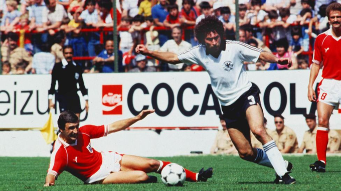 Paul Breitner (đứng) trong pha tranh chấp với đối thủ ở trận Tây Đức – Áo ở vòng bảng 1 World Cup 1982 trên sân El Molinon, Gijon, Tây Ban Nha ngày 25/6/1982. Ảnh: BBC Sport