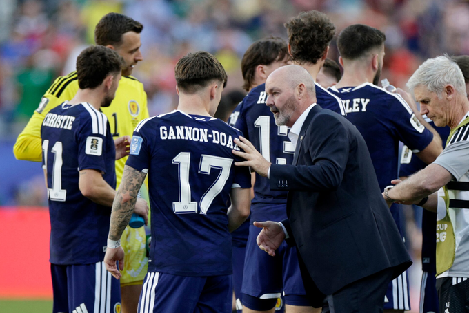 HLV Steve Clarke (phải) và các học trò trong quãng nghỉ tiếp nước ở trận Scotland – Morocco thuộc vòng bảng World Cup 2026 trên sân Boston, Foxborough, Massachusetts, Mỹ ngày 19/6/2026. Ảnh: Reuters