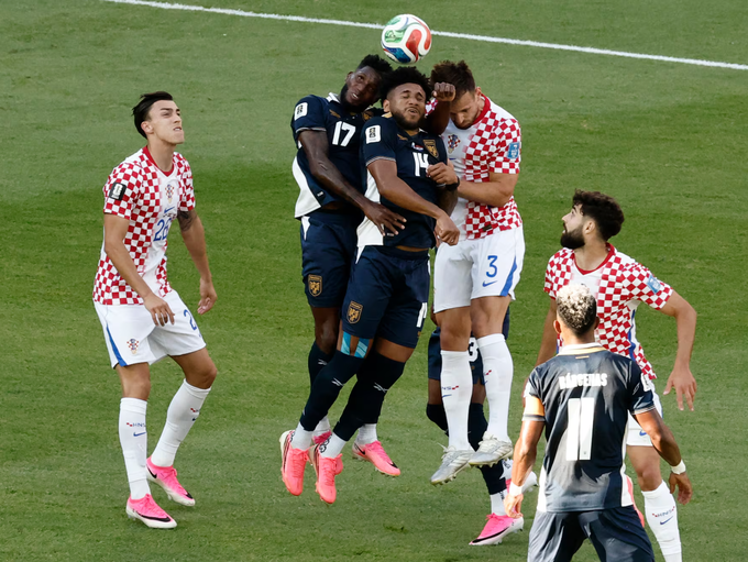 Carlos Harvery và Jose Fajardo (giữa) của Panama trong pha tranh chấp với Marin Pngracic (giữa) của Croatia ở trận Panama – Croatia trên sân BMO Field, Toronto, Canada ngày 23/6/2026. Ảnh: Reuters