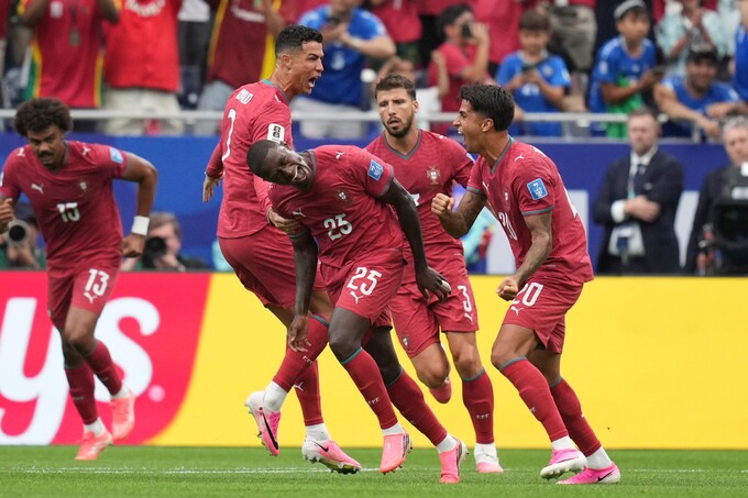Nuno Mendes (số 25) mừng bàn thắng thứ hai cho Bồ Đào Nha trong trận gặp Uzbekistan ở bảng K World Cup 2026 trên sân Houston ngày 23/6. Ảnh: AP