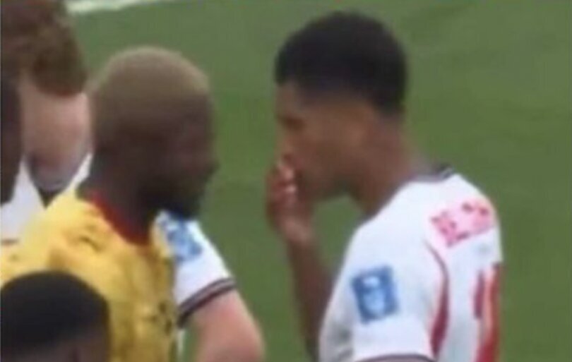 Bellingham (phải) che miệng khi nói chuyện với Ayew trong trận hòa 0-0 giữa Anh và Ghana ở lượt hai bảng L World Cup 2026 trên sân Boston, bang Massachusetts, Mỹ ngày 23/6. Ảnh: chụp màn hình