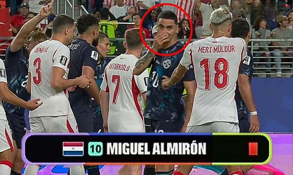 Almiron che miệng khi nói chuyện với Muldur trong trận đấu bảng D World Cup 2026 giữa Paraguay và Thổ Nhĩ Kỳ tại Santa Clara, California, gần San Francisco, Mỹ ngày 19/6. Ảnh: chụp màn hình