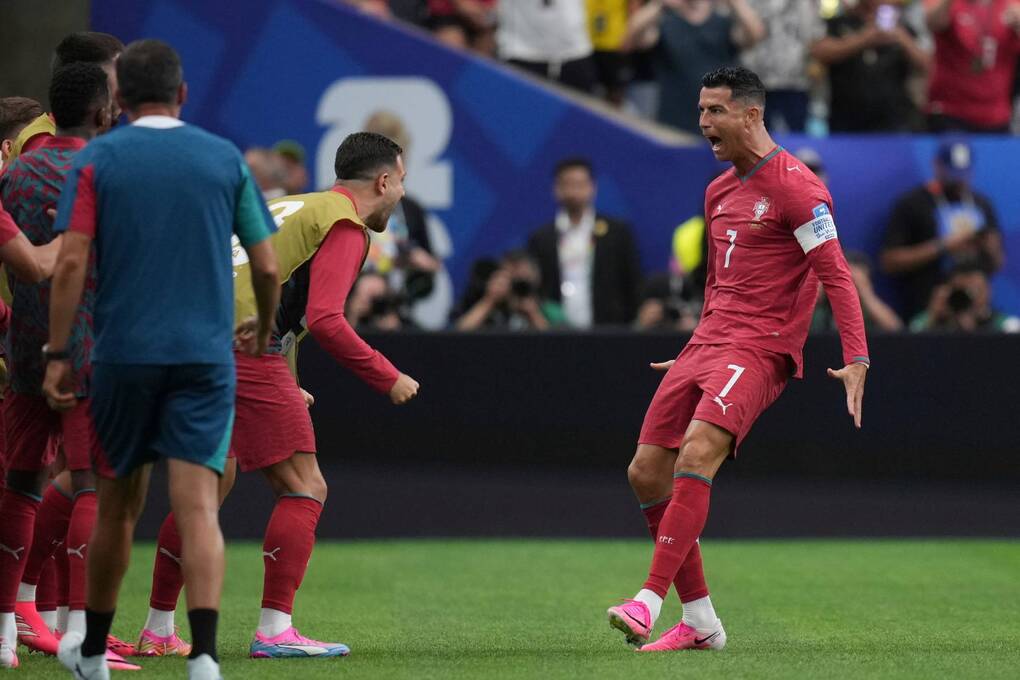Ferdinand: Những kẻ chỉ trích Ronaldo hãy im miệng