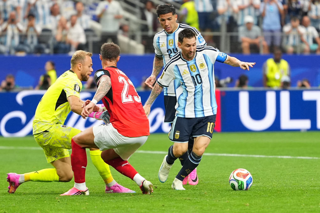 Messi (phải) rê bóng qua thủ môn Alexander Schlager trước khi ghi bàn thứ hai cho Argentina trong trận thắng Áo 2-0 ở lượt hai bảng J World Cup 2026 trên sân Arlington, bang Texas ngày 22/6. Ảnh: AP